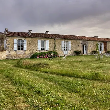 D'hotes Logis De L'astree Bed & Breakfast 4*